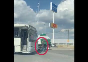 VIDEO | ¡Violencia en las calles! Pipero con machete intimida a urbanero en Oaxaca