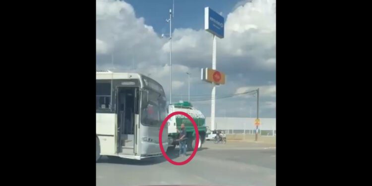 VIDEO | ¡Violencia en las calles! Pipero con machete intimida a urbanero en Oaxaca