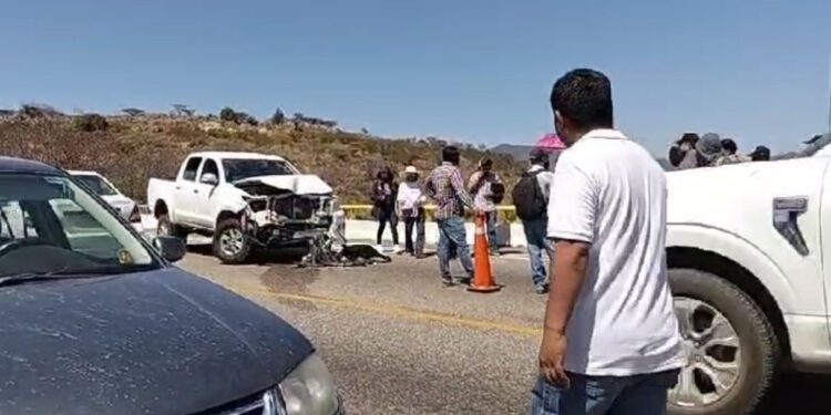Tremendo susto para docentes manifestantes en Huitzo: Casi son arrollados por un torton
