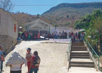 Pobladores de esta comunidad del distrito de Nochixtlán se presentaron con palos afuera del acceso de este centro médico donde colgaron cartulinas relatando y denunciando las anomalías cometidas al interior de este espacio.