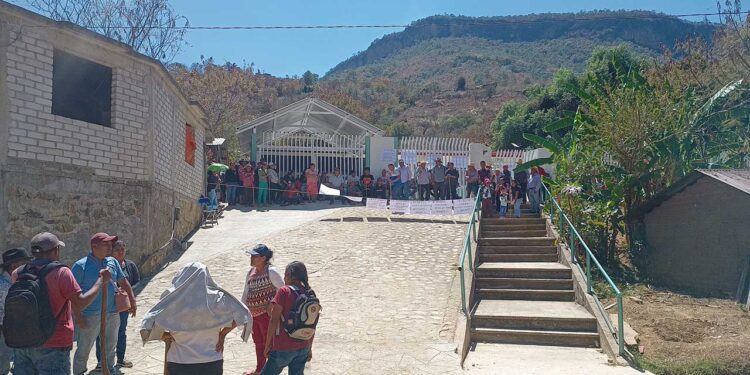 Pobladores de esta comunidad del distrito de Nochixtlán se presentaron con palos afuera del acceso de este centro médico donde colgaron cartulinas relatando y denunciando las anomalías cometidas al interior de este espacio.