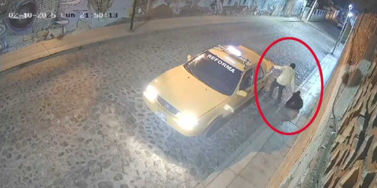 VIDEO | ¡No seas puerco! Ciudadanos exigen sanción ejemplar tras taxista exhibido arrojando desechos en Xochimilco