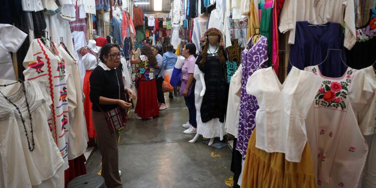 Cumple 45 años el Mercado de Artesanías; impulsar ventas, reto