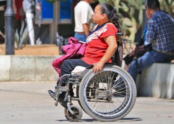 Foto: Adrián Gaytán // El estado de las banquetas, la suciedad de las calles y la planeación defectuosa de las rampas implican dificultades para el desplazamiento en silla de ruedas.
