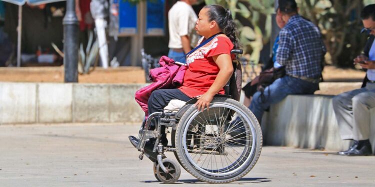 Foto: Adrián Gaytán // El estado de las banquetas, la suciedad de las calles y la planeación defectuosa de las rampas implican dificultades para el desplazamiento en silla de ruedas.