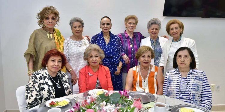 Fotos: Rubén Morales // La festejada disfrutó la compañía de sus amigas.