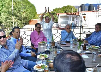 Foto: Rubén Morales // La festejada con su esposo, sus hijos y amigos.