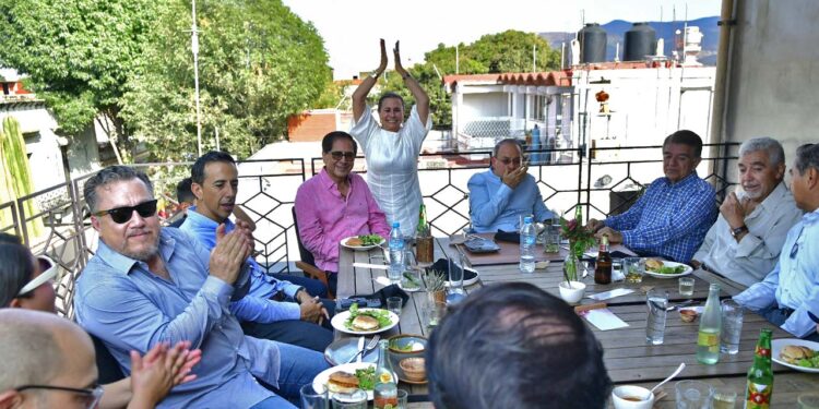 Foto: Rubén Morales // La festejada con su esposo, sus hijos y amigos.