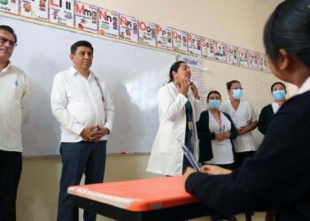 La venta de comida chatarra quedará prohibida al interior de los planteles educativos.