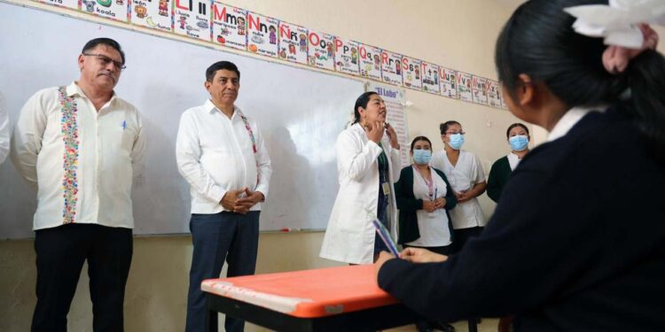 La venta de comida chatarra quedará prohibida al interior de los planteles educativos.