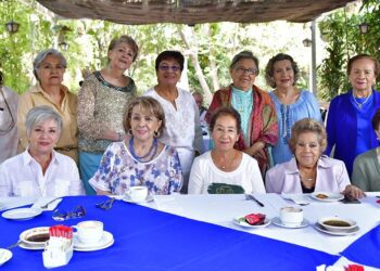 Fotos: Rubén Morales // Las asistentes posaron para la foto del recuerdo y le desearon lo mejor a Mayola Audiffred.