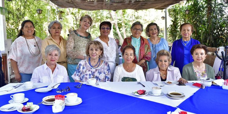 Fotos: Rubén Morales // Las asistentes posaron para la foto del recuerdo y le desearon lo mejor a Mayola Audiffred.