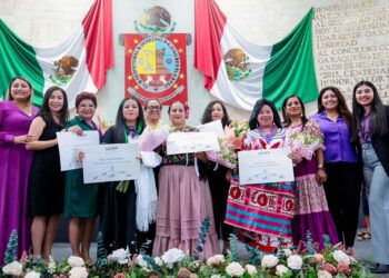 Las mujeres que recibieron la condecoración en el marco del Día Internacional de la Mujer.