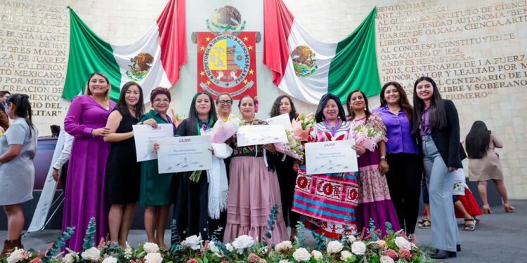Las mujeres que recibieron la condecoración en el marco del Día Internacional de la Mujer.