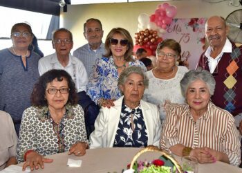 Fotos: Rubén Morales // Los asistentes pasaron una grata mañana y le obsequiaron lindos detalles a la festejada.