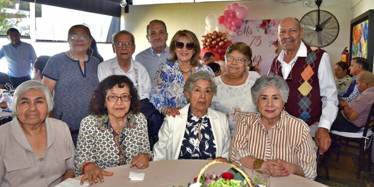 Fotos: Rubén Morales // Los asistentes pasaron una grata mañana y le obsequiaron lindos detalles a la festejada.