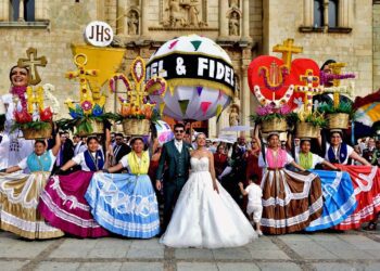 Fotos: Rubén Morales // Los enamorados, sus amigos y familiares celebraron esta unión con una calenda.