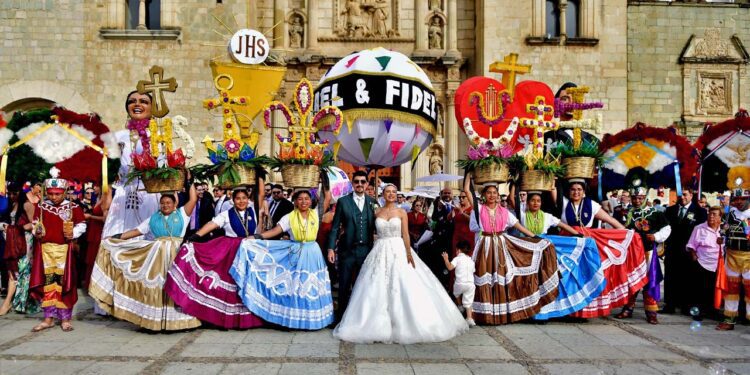 Fotos: Rubén Morales // Los enamorados, sus amigos y familiares celebraron esta unión con una calenda.