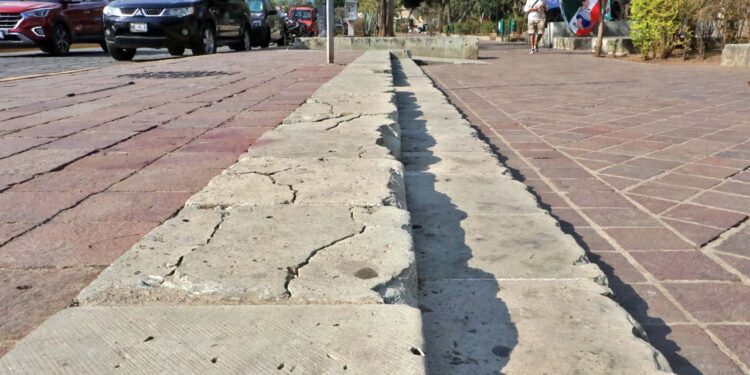 Fotos: Adrián Gaytán // Los pisos del Llanto, la Alameda y el atrio de la Catedral exhiben las huellas de las actividades que en ellos se realizan.