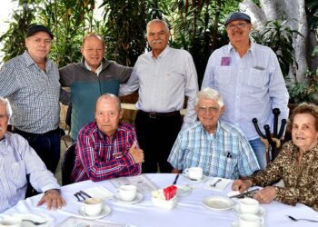 Fotos: Rubén Morales // Los primos Benjamín Álvarez, Cheché Alvarez, Emilio Velásquez, Salvador Álvarez, José Luis Álvarez, Carlos Luis Álvarez, José Joaquín Álvarez, Sabina Gómez Álvarez se reunieron para desayunar.