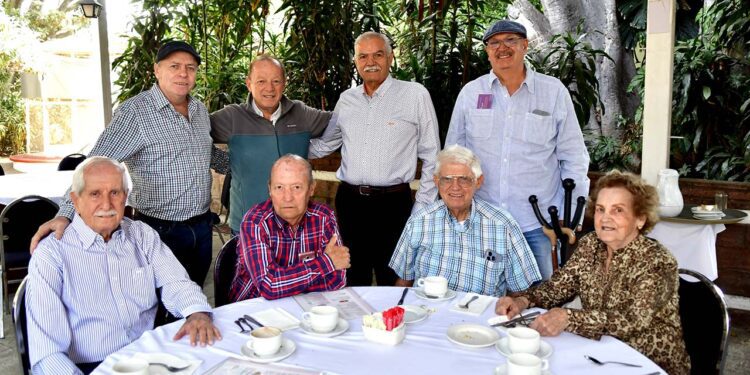 Fotos: Rubén Morales // Los primos Benjamín Álvarez, Cheché Alvarez, Emilio Velásquez, Salvador Álvarez, José Luis Álvarez, Carlos Luis Álvarez, José Joaquín Álvarez, Sabina Gómez Álvarez se reunieron para desayunar.