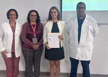 Los sinodales aprobaron el examen profesional de la joven talentosa.