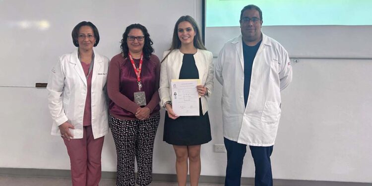 Los sinodales aprobaron el examen profesional de la joven talentosa.