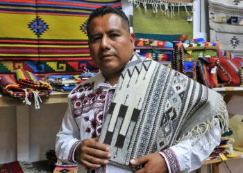 Foto: Adrián Gaytán // Mario Chávez Gutiérrez se dedica a la elaboración de tapetes y otras artesanías de lana en Teotitlán del Valle.
