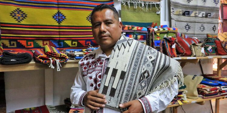 Foto: Adrián Gaytán // Mario Chávez Gutiérrez se dedica a la elaboración de tapetes y otras artesanías de lana en Teotitlán del Valle.