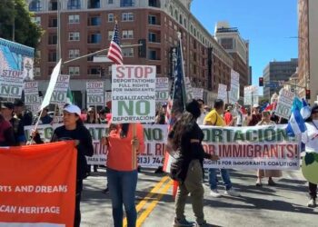 Fotos: capturas de pantalla // Migrantes de diversos países exigieron al gobierno de Donald Trump un alto a las redadas y deportaciones.