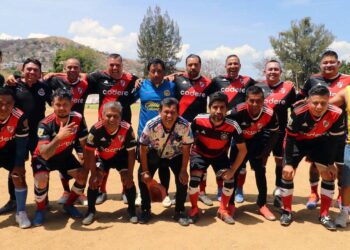 Fotos: Leobardo García Reyes // Nova Sistem se mantiene como sublíder del futbol de veteranos.