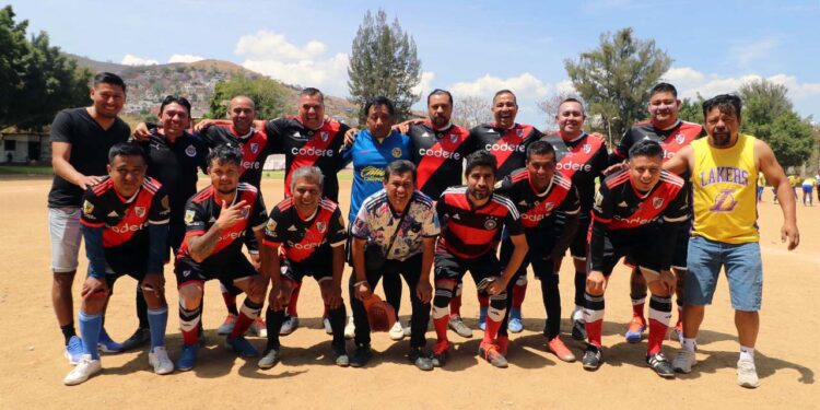 Fotos: Leobardo García Reyes // Nova Sistem se mantiene como sublíder del futbol de veteranos.