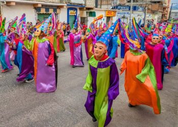 Se destaca la gran disposición de los barrios, escuelas y la ciudadanía al participar en esta fiesta del disfraz.