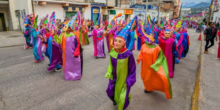 Se destaca la gran disposición de los barrios, escuelas y la ciudadanía al participar en esta fiesta del disfraz.
