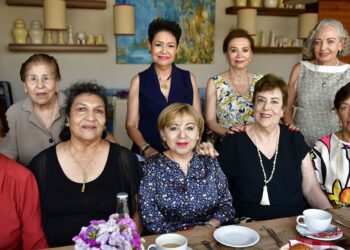 Fotos: Rubén Morales // La festejada estuvo muy contenta por las palabras de cariño y aprecio que recibió de parte de sus amigas.