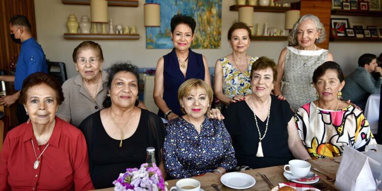 Fotos: Rubén Morales // La festejada estuvo muy contenta por las palabras de cariño y aprecio que recibió de parte de sus amigas.