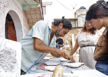 El maestro Jesús González es artista y director de la escuela de Muralismo en Oaxaca.