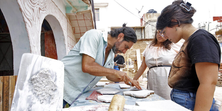 El maestro Jesús González es artista y director de la escuela de Muralismo en Oaxaca.