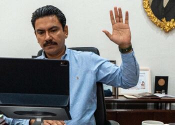 Foto: cortesía // El presidente municipal, Raymundo Chagoya Villanueva participa en la sesión extraordinaria y virtual de Cabildo.