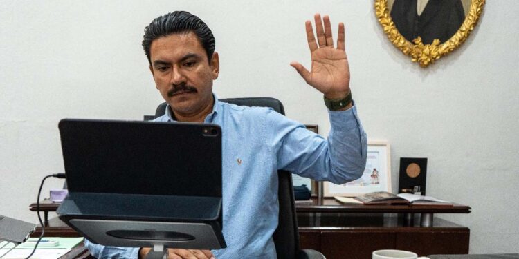 Foto: cortesía // El presidente municipal, Raymundo Chagoya Villanueva participa en la sesión extraordinaria y virtual de Cabildo.