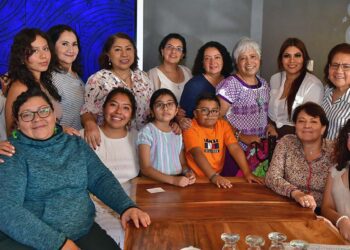Fotos: Rubén Morales // Estefanía Aguilar escuchó las tradicionales Mañanitas de sus seres queridos.