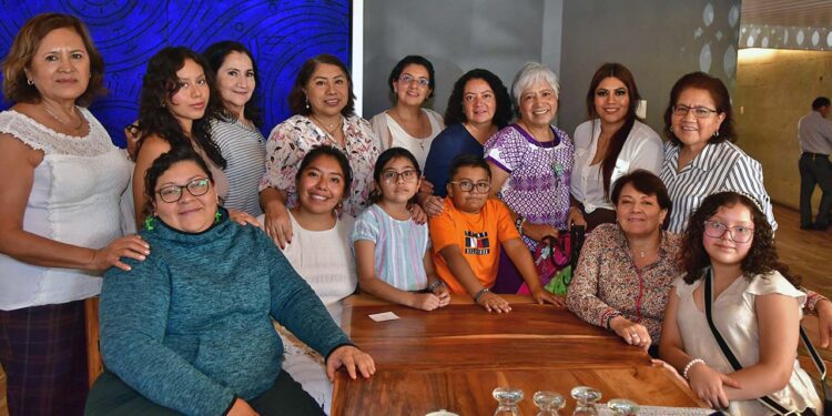 Fotos: Rubén Morales // Estefanía Aguilar escuchó las tradicionales Mañanitas de sus seres queridos.