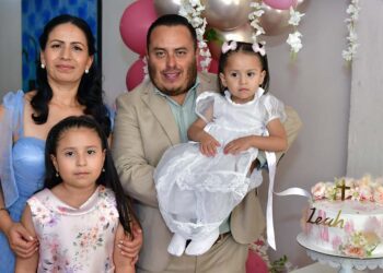 Fotos: Rubén Morales // Hugo Ernesto Casas Reyes, Esther Canseco Pérez y Paula Casas, muy felices por el sacramento de Lía Valentina.