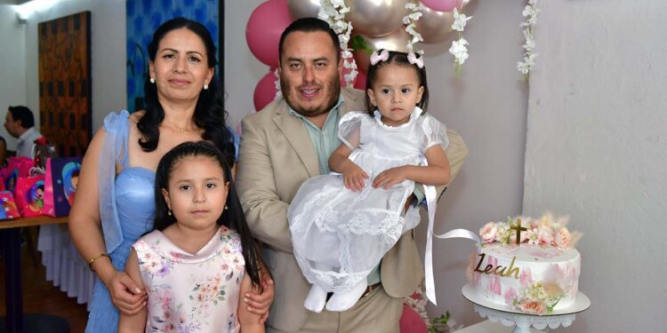 Fotos: Rubén Morales // Hugo Ernesto Casas Reyes, Esther Canseco Pérez y Paula Casas, muy felices por el sacramento de Lía Valentina.