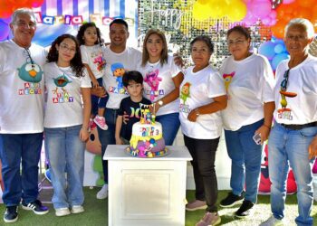 Fotos: Rubén Morales // La familia se reunió para celebrar y consentir a la pequeña María José.