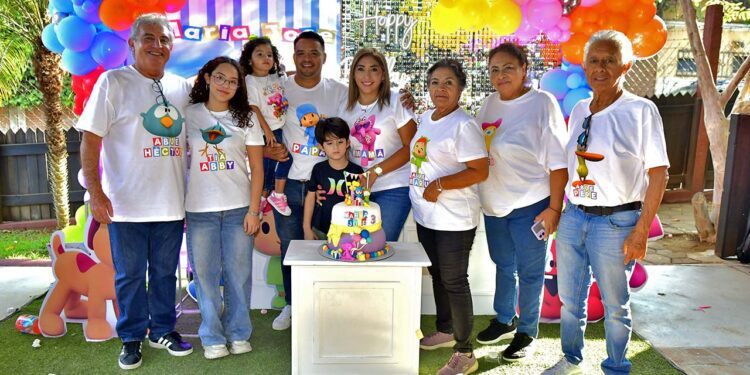 Fotos: Rubén Morales // La familia se reunió para celebrar y consentir a la pequeña María José.