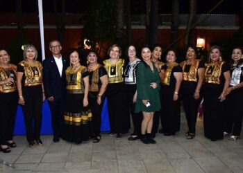 Foto: Rubén Morales // Las socias del Club con Gerardo Corres Tenorio, gobernador del Distrito 4195.