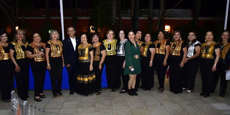 Foto: Rubén Morales // Las socias del Club con Gerardo Corres Tenorio, gobernador del Distrito 4195.