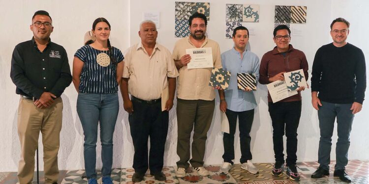 Los ganadores recibieron como premio 20, 10 y 5 metros cuadrados de la baldosa de su autoría.