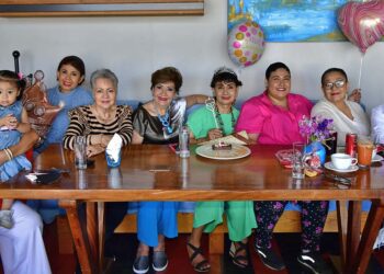 Foto: Rubén Morales // Lirio Acevedo, Adriana Ocaña, Soco Ayuso, Susy Villanueva, Cristy Montoya, Montse Villalobos, Paola Acevedo y su nena Belly.